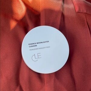 CLE Essence Moonlighter Cushion - Pearlescent Highlight Copper Rose